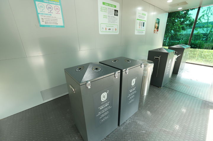 [서울=뉴시스] 친환경 스마트 흡연부스_내부. 2025.05.28. (사진=노원구 제공) *재판매 및 DB 금지