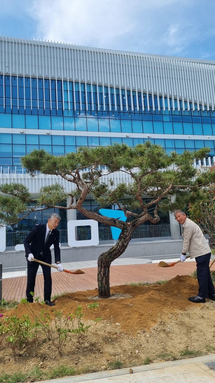 [밀양=뉴시스] 이병희 전 경상남도의회 부의장이 김익수 교육원장과 경상남도교육청 진로교육원에 자신이 소장하던 70년 된 소나무를 기증해 식재하고 있다. (사진=시민 제공) 2025.05.27. photo@newsis.com *재판매 및 DB 금지