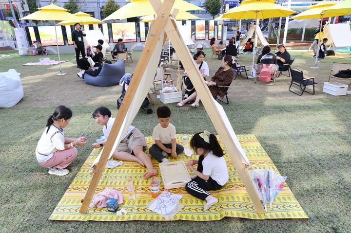 [서울=뉴시스] 도봉구청 잔디광장에서 아이들이 책과 관련한 문화활동을 하고 있다. 2025.05.28. (사진=도봉구 제공) *재판매 및 DB 금지