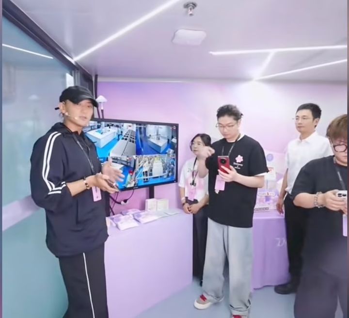 [뉴시스]자신이 론칭한 생리대 브랜드 제품에 대해 설명하는 타오. (사진=더우인) *재판매 및 DB 금지