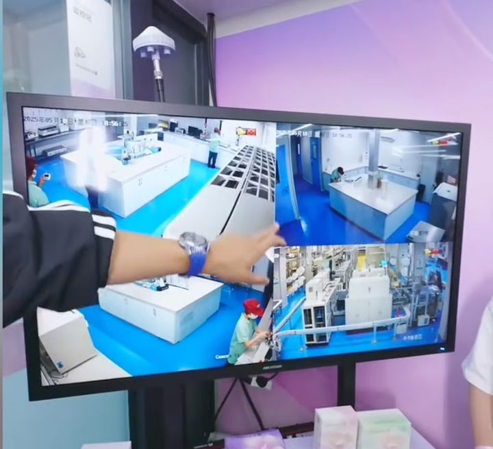 [뉴시스]타오가 자신이 만든 생리대 브랜드의 공장 모습을 CCTV로 보여주는 모습. (사진=더우인) *재판매 및 DB 금지