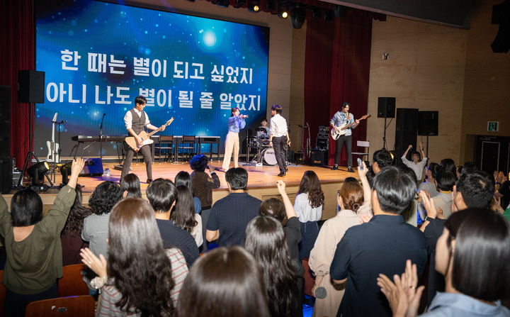 [세종=뉴시스] 한국전기안전공사는 전날(27일) 전북 완주 본사에서 진행된 뮤지컬 공연 '6시 퇴근'에 지역 주민 약 250여명이 참석했다고 28일 밝혔다. (사진=전기안전공사 제공) 2025.05.28. photo@newsis.com *재판매 및 DB 금지
