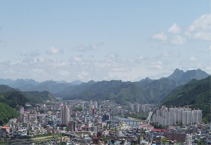 [홍천=뉴시스] 28일 홍천군(군수 신영재)은 오는 2030년 온실가스 배출량 0% 목표 계획을 세웠다 고 밝혔다. 사진은 홍천읍 전경. 홍천군 제공. *재판매 및 DB 금지