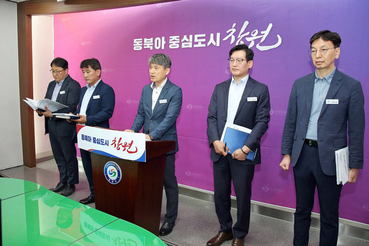 [창원=뉴시스] 강경국 기자 = 정규용 경남 창원시 도시공공개발국장이 28일 마산회원구 자족형복합행정타운 조성 사업과 관련해 브리핑을 하고 있다. (사진=창원시청 제공). 2025.05.28. photo@newsis.com *재판매 및 DB 금지