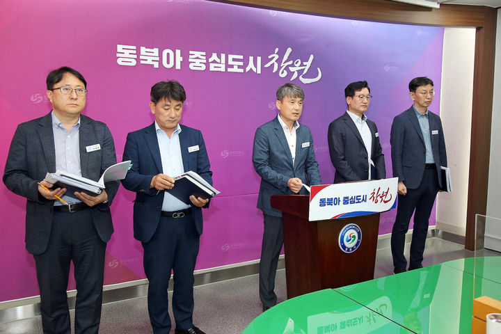 [창원=뉴시스] 강경국 기자 = 정규용 경남 창원시 도시공공개발국장이 28일 공공시설 입체 복합화 사업 추진과 관련해 브리핑을 하고 있다. (사진=창원시청 제공). 2025.05.28. photo@newsis.com *재판매 및 DB 금지