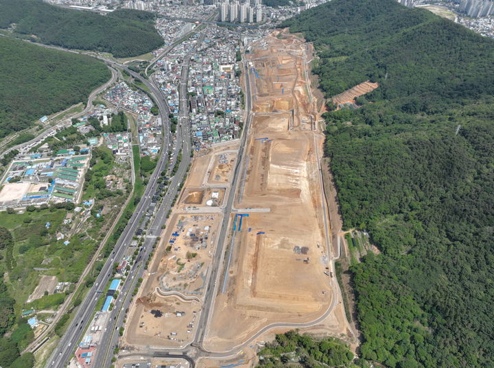 [창원=뉴시스] 강경국 기자 = 경남 창원시 마산회원구 회성동 일원에 추진 중인 자족형복합행정타운 조성 현장. (사진=창원시청 제공). 2025.05.28. photo@newsis.com *재판매 및 DB 금지