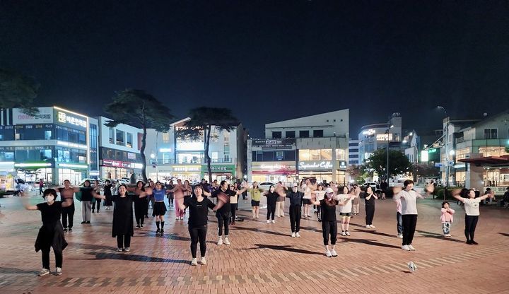 [순천=뉴시스] 순천 조례호수공원에서 열린 해달맞이 생활체육 교실. (사진=순천시 제공) 2025.05.28. photo@newsis.com *재판매 및 DB 금지