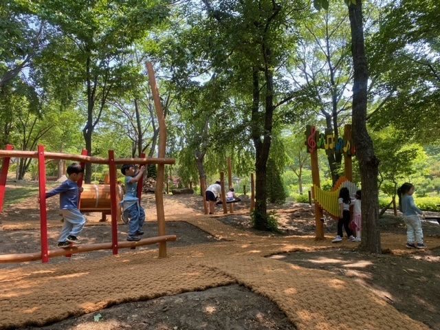 새롭게 설치된 양평유아숲체험원 어린이 놀이시설. (사진=양평군 제공) photo@newsis.com *재판매 및 DB 금지