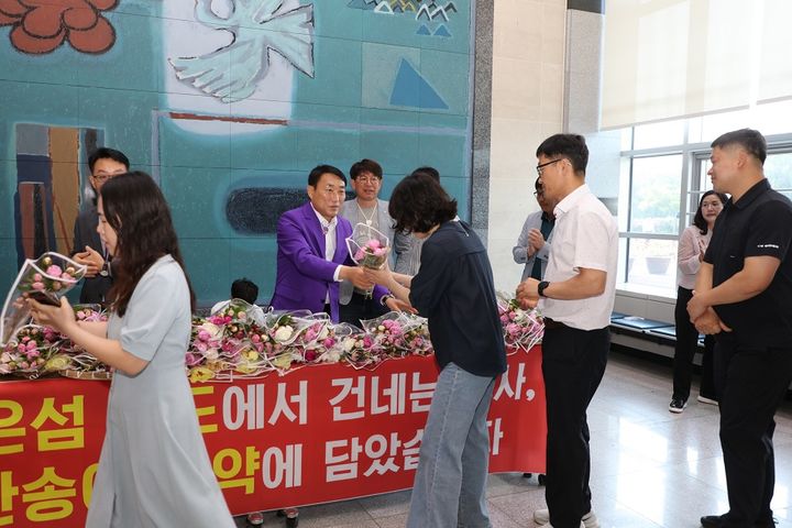 [신안=뉴시스] 신안군 '청렴꽃 나눔' 이벤트. (사진=신안군 제공) 2025.05.28. photo@newsis.com *재판매 및 DB 금지