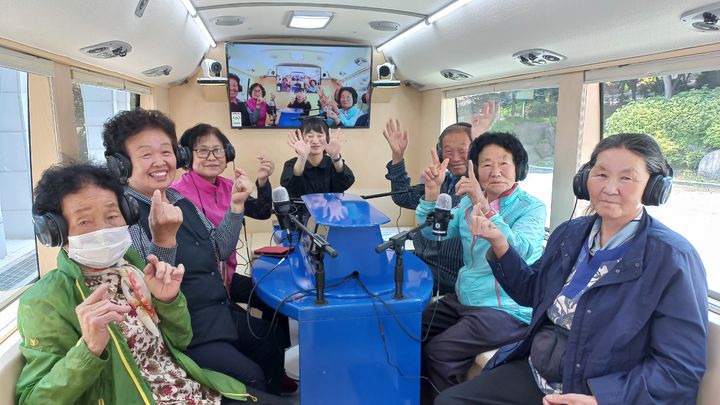 [합천=뉴시스] 합천댐노인복지관 미디어버스 체험활동 진행 (사진=합천댐지사 제공) 2025. 05. 28. photo@newsis.com *재판매 및 DB 금지