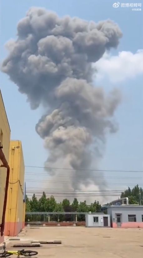 [서울=뉴시스] 유다오 화학공장 폭발 이후 피어오른 연기는 7km 밖에서도 볼 수 있을 정도로 높이 피어 올랐다. (사진=웨이보 갈무리) 2025.05.28 *재판매 및 DB 금지