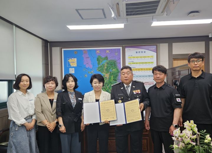 [대전=뉴시스] 협약을 맺은 보령시보건소와 보령시자율방범연합대 관계자들 기념촬영. (사진=보령시청 제공) *재판매 및 DB 금지