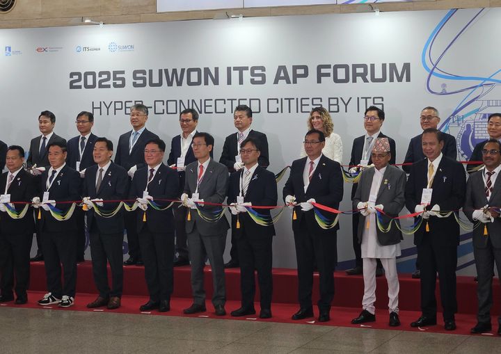 [수원=뉴시스] 정진형 기자 = 28일 수원컨벤션센터에서 열린 '2025 수원 ITS(지능형 교통체계) 아태총회'에서 참석자들이 전시회 입장에 앞서 커팅식을 갖고 있다. formation@newsis.com *재판매 및 DB 금지