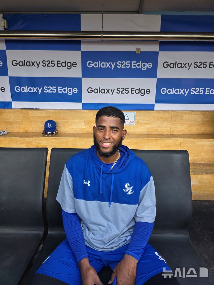 [대구=뉴시스] 김희준 기자 = 삼성 라이온즈의 르윈 디아즈가 27일 대구 삼성라이온즈파크에서 인터뷰를 하고 있다. 2025.05.27jinxijun@newsis.com