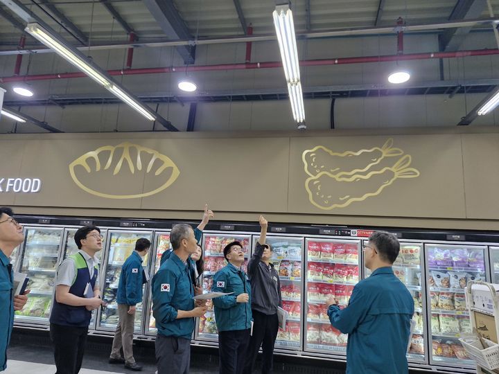 [양산=뉴시스] 조현옥 부시장이 고위험시설을 대상으로 집중안전점검을 하고 있다. (사진=양산시 제공) 2025.05.28. photo@newsis.com *재판매 및 DB 금지