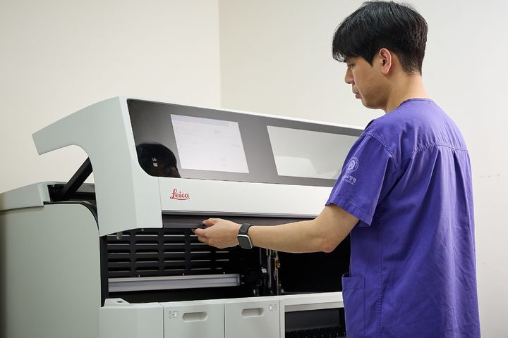 [울산=뉴시스] 박수지 기자 = 울산대학교병원가 도입한 최첨단 면역병리검사장비 '본드 프라임(BOND-PRIME)'. (사진=울산대병원 제공) 2025.05.28. photo@newsis.com *재판매 및 DB 금지