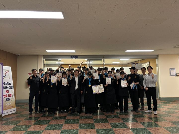 [대전=뉴시스] 대덕대 K-외식조리과 '2025 대한민국 국제요리&제과 경연대회’ 수상 기념촬영. (사진=대덕대 제공). *재판매 및 DB 금지