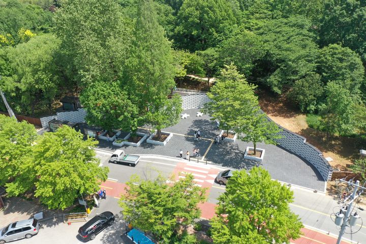 [전주=뉴시스] 새롭게 개장한 전주수목원의 진입광장인 '소담문' 전경. (사진=한국도로공사 전북본부 제공) 2025.05.28. photo@newsis.com *재판매 및 DB 금지