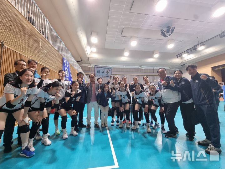 [안산=뉴시스]김수진 안산교육지원청 교육장이 원곡중학교 배구부를 격려하고 함께 기념촬영을 하고 있다.(사진=안산교육지원청 제공)2025.05.28.photo@newsis.com