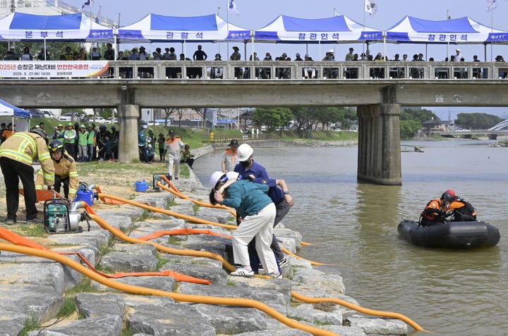 [순창=뉴시스] 지난 27일 실시된 순창군의 '2025 안전한국훈련', 구조대원들이 수변 사고자를 구조해 내고 있다. *재판매 및 DB 금지