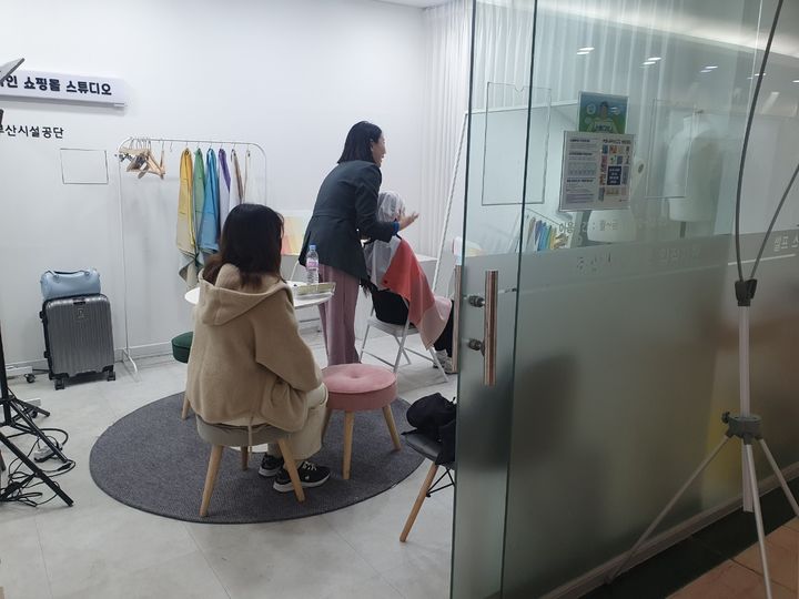 [부산=뉴시스] 부산 지하도상가에서 퍼스널 컬러 진단 이벤트가 진행되고 있다. (사진=부산시설공단 제공) 2025.05.28. photo@newsis.com *재판매 및 DB 금지