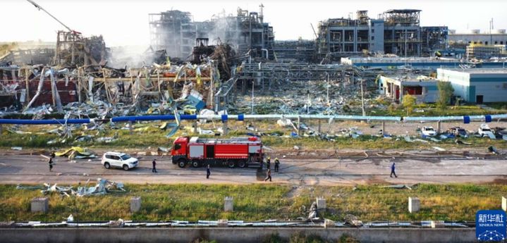 [서울=신화/뉴시스] 중국 산중성 가오미시에 위치한 유다오 화학공장에서 폭발이 일어나 당국이 즉각 대응에 나섰다. (사진=신화통신 캡처) 2025.05.28 *재판매 및 DB 금지