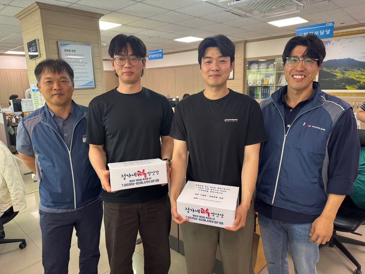 [합천=뉴시스] 공무원노조 합천군지부, 시보해제 새내기공무원 응원 (사진=합천군 제공) 2025. 05. 28. photo@newsis.com *재판매 및 DB 금지