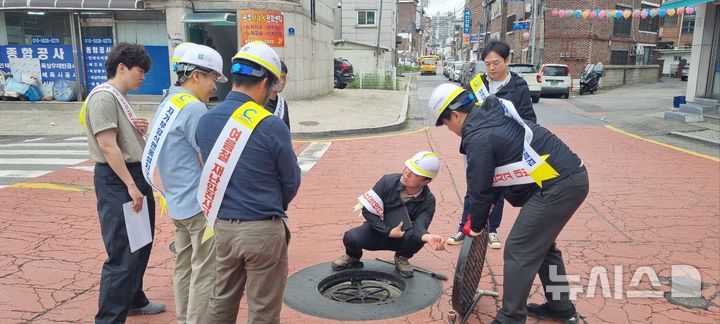 [경기광주=뉴시스] 광주도시관리공사와 광주시가 수해대비 집중강우 중점관리구역 하수관로 합동점검을 실시하고 있다 (사진=광주도시관리공사 제공) 2025.05.28.photo@newsis.com