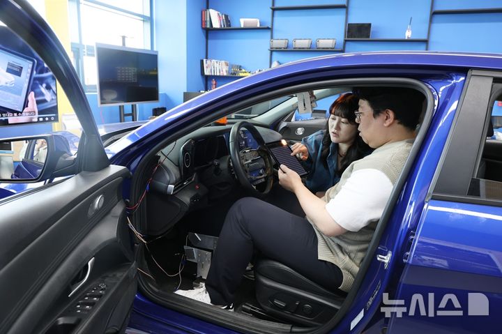 [용인=뉴시스]단국대 연구팀이 개발한 솔루션을 시연하고 있다.(사진=단국대 제공)2025.05.28.photo@newsis.com