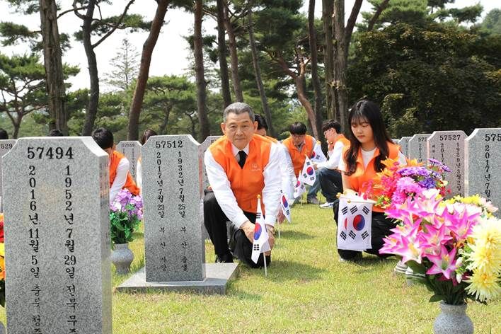 [대전=뉴시스]김신연 한화사회봉사단장을 비롯한 한화그룹 충청지역 봉사단이 제3장병 묘역을 찾아 정화활동을 벌였다. (사진=한화그룹 제공) 2025. 05. 28 photo@newsis.com *재판매 및 DB 금지