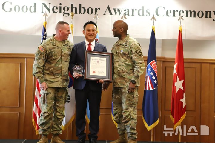 [여주=뉴시스]주한미군사령부의 '좋은 이웃 상' 단체 부문상을 수상하는 이충우 여주시장.(사진=여주시 제공)2025.05.28.photo@newsis.com