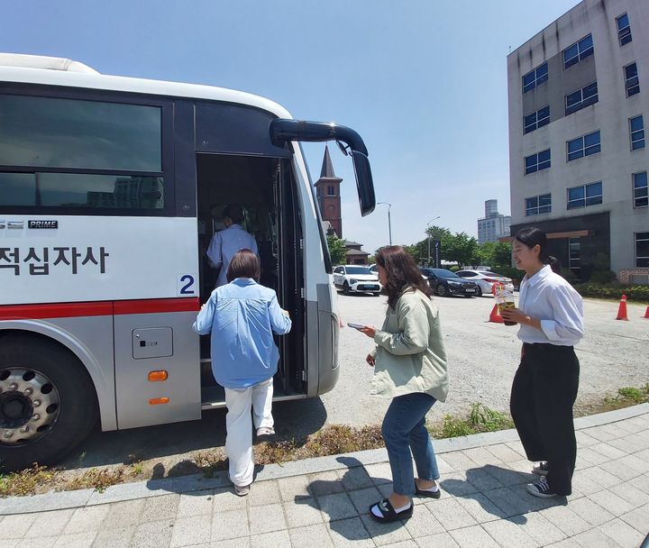 [서울=뉴시스] 한국식품안전관리인증원(해썹인증원)은 지난 26일 충북 청부에서 지역사회와 함께하는 생명 존중 문화 실천의 일환으로 '생명나눔 릴레이 헌혈'을 실시했다고 28일 밝혔다. (사진=해썹인증원 제공) 2025.05.28. photo@newsis.com *재판매 및 DB 금지