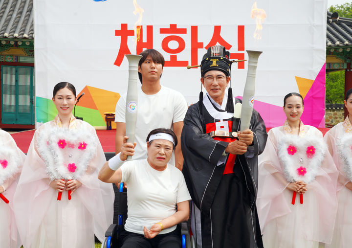 [서산=뉴시스] 서산해미읍성에서 28일 진행된 제31회 충청남도장애인체육대회 성화 채화식 후 관계자들이 기념 사진을 찍고 있다. (사진=서산시 제공) 2025.05.28. photo@newsis.com *재판매 및 DB 금지