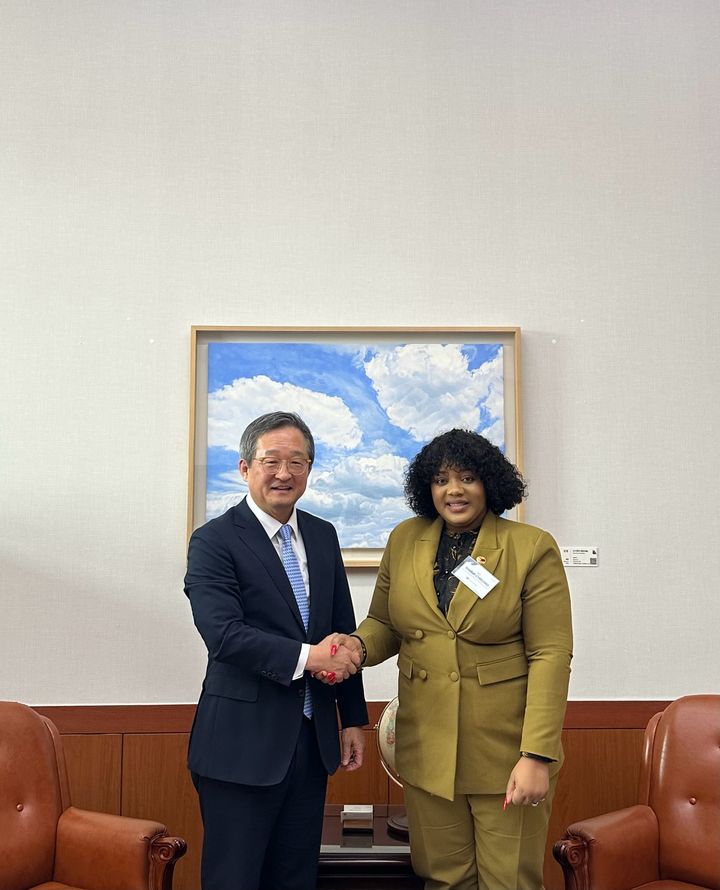 [서울=뉴시스]정병원 외교부 차관보는 27일 한국국제교류재단(KF) 초청으로 방한한 셰일라 치코모 짐바브웨 외교부 부장관을 면담했다. (사진=외교부 제공) 2025.05.28 *재판매 및 DB 금지