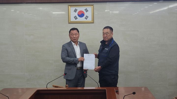 [부산=뉴시스] 한국노동조합총연맹 전국자동차노동조합연맹(오른쪽)과 부산시버스운송사업조합은 28일 정오께 조합 사무실에서 진행된 회의에서 부산지방노동위원회가 제시한 조정안을 수용했다. 이에 따라 노조는 이날 오후 2시께 총파업을 철회한다고 밝혔다. (사진=부산시버스운송사업조합 제공) 2025.05.28. photo@newsis.com *재판매 및 DB 금지