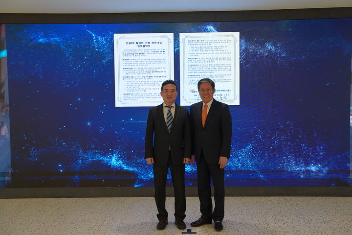 [수원=뉴시스] 이종선 GH사장 직무대행(왼쪽)과 박선규 한국건설기술연구원장이 기념촬영을 하고 있다. (사진=GH 제공) 2025.05.28. photo@newsis.com *재판매 및 DB 금지
