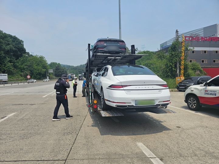 [용인=뉴시스] 양효원기자 = 28일 오전 경기 용인시 양지톨게이트에서 경기남부경찰청 고속도로순찰대가 화물차 법규 위반을 단속하고 있다. 2025.5.28. hyo@newsis.com *재판매 및 DB 금지