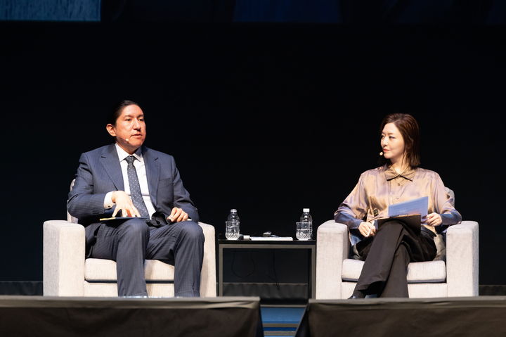 마이클 러닝 울프(왼쪽)와 김아영이 28일 서울 아르코예술극장에서 열린 제10차 문화예술세계총회에서 대담하고 있다. (사진=한국문화예술위원회 제공) *재판매 및 DB 금지