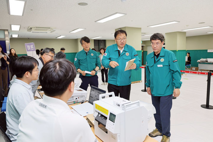 [창원=뉴시스] 강경국 기자 = 장금용 경남 창원시장 권한대행이 제21대 대통령선거 사전투표일을 하루 앞둔 28일 사전투표소를 점검하고 있다. (사진=창원시청 제공). 2025.05.28. photo@newsis.com *재판매 및 DB 금지