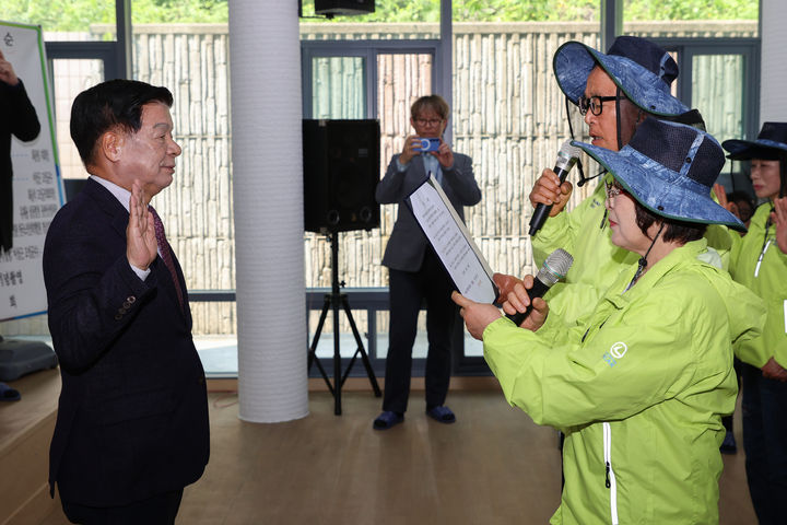 [고성(경남)=뉴시스] 신정철 기자= 경님 고성군은 28일, 사단법인 대한노인회 고성군지회 강당에서 바다사랑지킴이 사업 참여자 및 초청 인사 30여명이 참석한 가운데 '2025년 뉴-KOEN 바다사랑지킴이' 발대식을 개최했다.사진은 사업참여자들이 이상근 고성군수에게 선서를 하고 있는 모습.(사진=고성군 제공).2025.05.28. photo@newsis.com&nbsp; *재판매 및 DB 금지