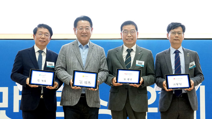 [순천=뉴시스] 28일 순천만생태문화교육원에서 열린 올해 남도장터 로컬 우수상품 품평회에서 전남도와 한국전력, 전남우정청, 남도장터가 기관 간 상호 발전과 전남지역 경제 활성화, 상생·나눔을 위한 업무협약을 맺고 있다. (사진=전남도 제공) 2025.05.28 photo@newsis.com *재판매 및 DB 금지