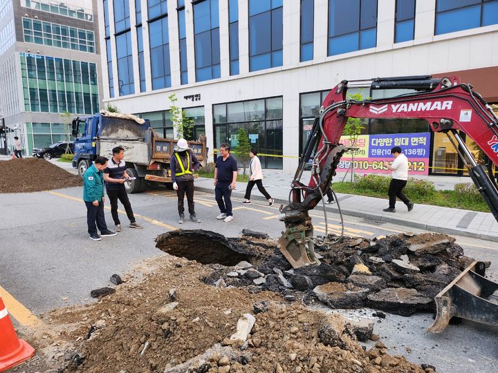 주광덕 남양주시장이 다산동 싱크홀 발생 현장을 점검하고 있다. (사진=낭양주시 제공) photo@newsis.com *재판매 및 DB 금지