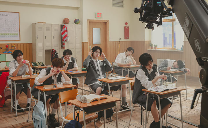 [서울=뉴시스] 그룹 '킥플립'이 28일 신곡 '프리즈(FREEZE)'의 뮤직비디오 비하인드 사진을 공개했다. (사진=JYP엔터테인먼트 제공) 2025.05.28. photo@newsis.com *재판매 및 DB 금지