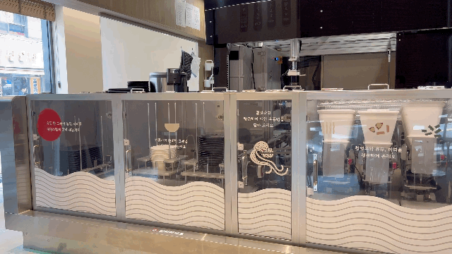 [서울=뉴시스] 김민성 기자 = 28일 오후 방문한 서울 종로구 소재 '유동' 매장 모습. 로봇이 순서에 따라 우동을 조리하는 모습을 지켜볼 수 있다.2025.05.28. kms@newsis.com. *재판매 및 DB 금지 