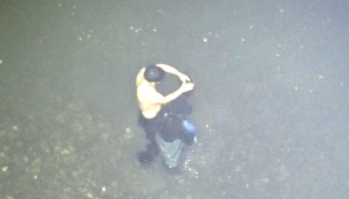 [인천=뉴시스] 인천해양경찰서 영흥파출소 경찰관이 28일 옹진군 영흥면 길마섬에서 갯벌 고립자를 구조하고 있다. (사진=인천해양경찰서 제공) 2025.05.28. photo@newsis.com *재판매 및 DB 금지