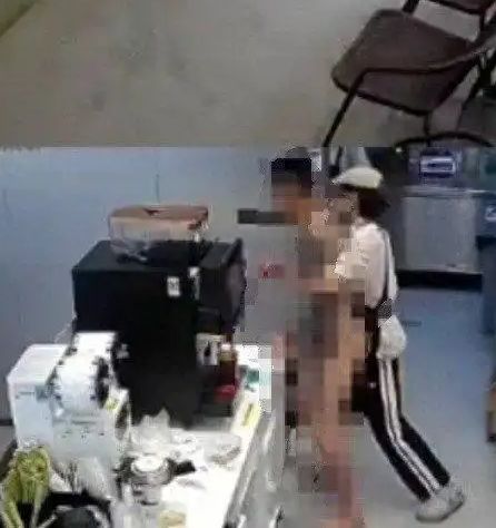 [서울=뉴시스]최근 중국 광둥성의 한 카페에서 흉기를 든 알몸 남성이 난입했지만, 현장에 있던 직원들이 침착하게 대응해 주목받고 있다.(사진=구이저우왕) *재판매 및 DB 금지