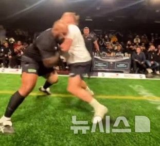 [뉴시스] ‘런 잇 스트레이트(Run it straight)’ 충돌 게임이 소셜미디어에서 유행하고 있다. (사진=데일리메일) 