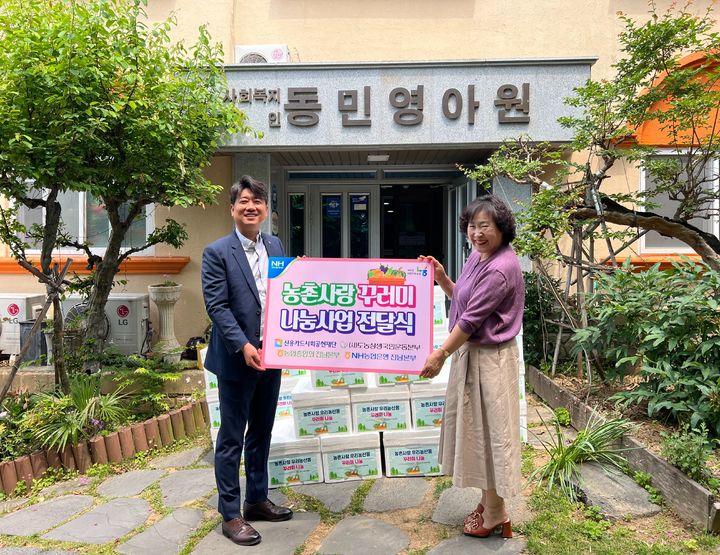 농협 전남지역본부 노동조합은 지역 소외계층을 대상으로 '농촌사랑 우리농산물 꾸러미' 나눔 봉사활동을 했다. (사진=전남농협 제공) photo@newsis.com *재판매 및 DB 금지