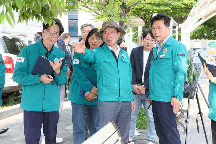 [광양=뉴시스] 정인화 광양시장이 현장소통행정의 일환으로 시공무원들과 사업장을 점검 하고 있다. (사진=여수시 제공) 2025.05.28. photo@newsis.com *재판매 및 DB 금지