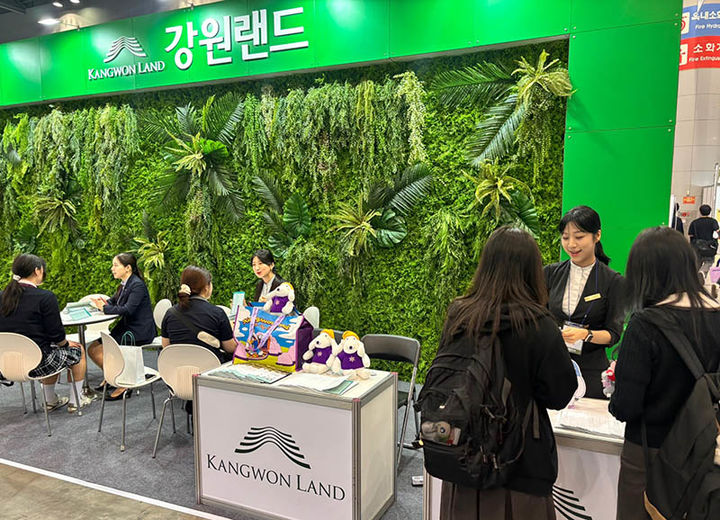 28일 경기 고양시 킨텍스에서 열린 ‘2025 대한민국 고졸인재 채용 엑스포’에 현장 부스를 운영하고 있는 강원랜드.(사진=강원랜드 제공)&nbsp; *재판매 및 DB 금지